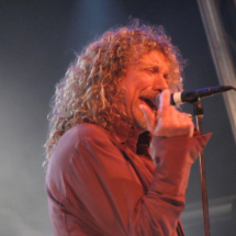 Robert Plant. Image by Ella Mullins, Wikimedia Commons.